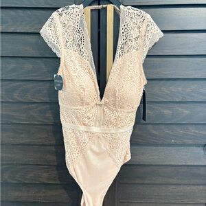 Lace Plunge Bodysuit in Light Pink